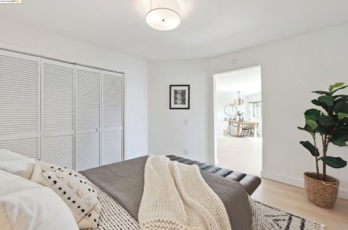 8017 Crest Ave, Oakland CA  94605-3611 exterior