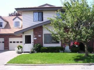 56 Cambridge Dr, Copiague, NY 11726-3232