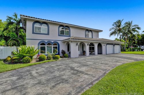 7515 Oakmont Dr, Hialeah, FL 33015-2024