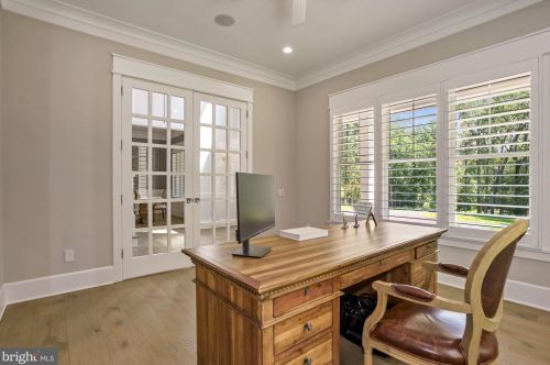 1044 Manning St, Great Falls VA  22066-1922 exterior