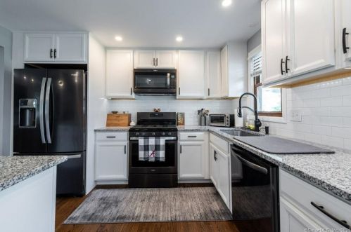 956 Huntington Rd, Stratford CT  06614-2736 exterior