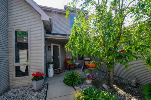 9533 Crown Commons Dr, Crown Point, IN 46307-2277