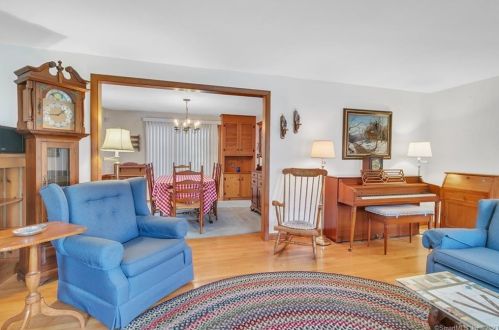 52 Farmstead Ln, Windsor CT 06095-1833 exterior