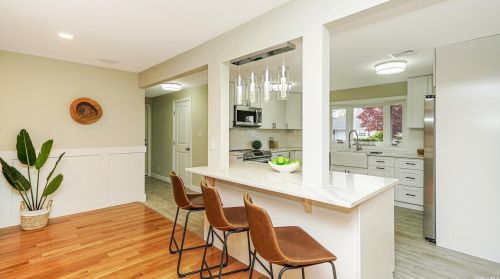 27 Lion Ln, Westbury, NY 11590-6318