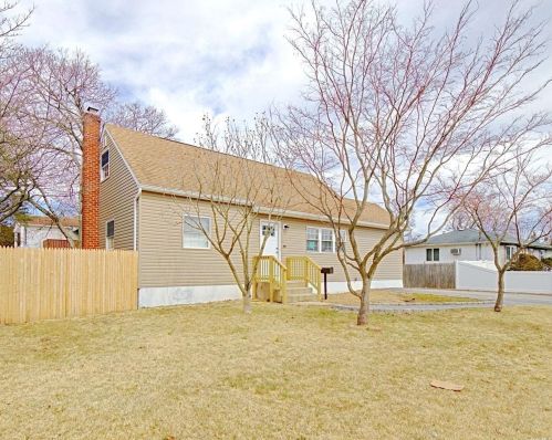 329 Manhattan Ave, Babylon, NY 11704-5532