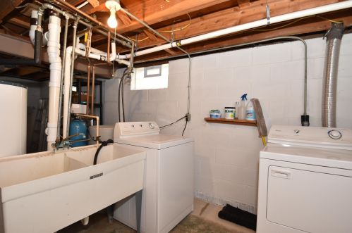 1647 Rushmore Dr, Waukesha WI  53188-2213 exterior