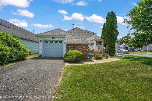 194 Loganberry Ln, East Freehold, NJ 07728-4043