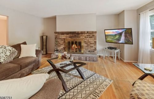 90 Highview Dr, Woodbridge, NJ 07095-3908