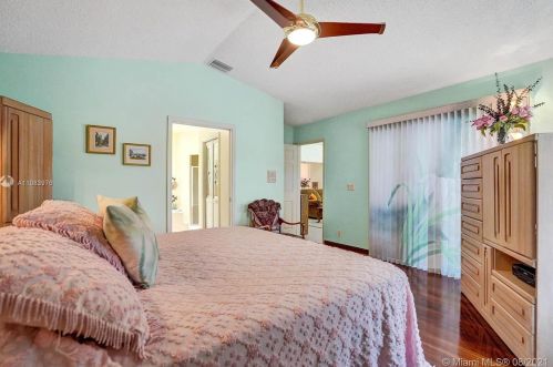 920 203rd Ave, Hollywood FL  33029-3439 exterior