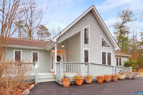 402 Jefferson Dr, Bybee, VA 22963-2803