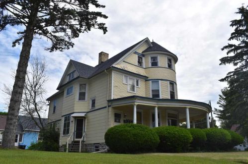 528 Michigan St, Sturgeon Bay, WI 54235-2251