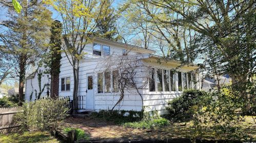 32 Oak St, Islip Manor NY  11751-2710 exterior