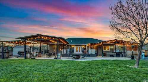1005 Oak Park Way, Lakeport, CA 95453-6384