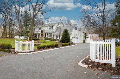 676 High Mountain Rd, Franklin Lakes, NJ 07417-2942