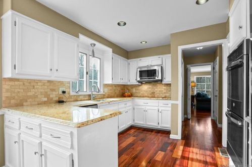 51 Boulder Brook Dr, Stamford, CT 06903-3231