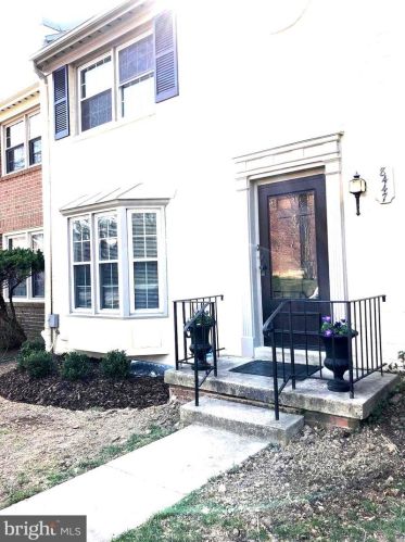 8447 Lakinhurst Ln, Springfield VA  22152-1716 exterior