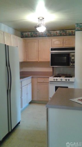 731 Cricket Ln, Woodbridge, NJ 07095-1559
