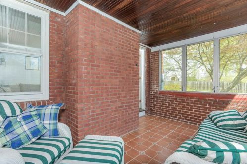 415 Ridge Rd, Middletown CT  06457-5230 exterior