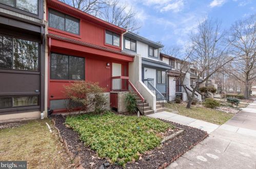 2222 White Cornus Ln, Herndon, VA 20191-1136