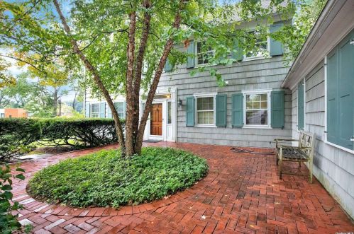 76 Nassau Dr, Great Neck, NY 11021-1441