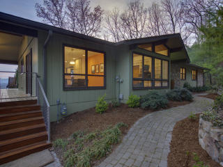 4 Lucky Ln, Asheville, NC 28804-1511