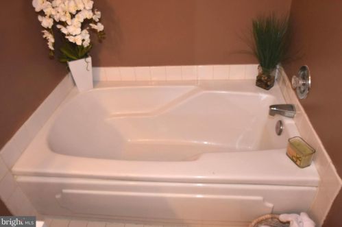 242 Windsor Ct, Glen Mills PA  19342-2027 exterior