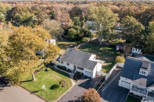 647 Peter Paul Dr, West Islip, NY 11795-3515