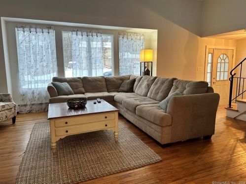 28 Washington Dr, Gales Ferry, CT 06335-1935