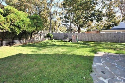 18 Anna St, Bayshore, NY 11706-6902