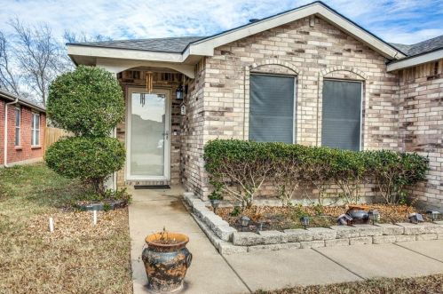 5716 Glenshee Dr, Fort Worth, TX 76135-1453