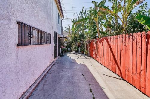 1539 Gardenia Ave, Long Beach, CA 90813-2523