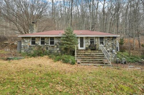 66 Seifert Ln, Tompkins Corners, NY 10579-1707