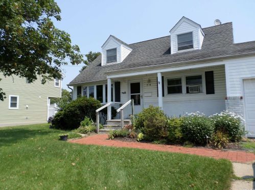 518 6th St, North Lindenhurst, NY 11757-4637