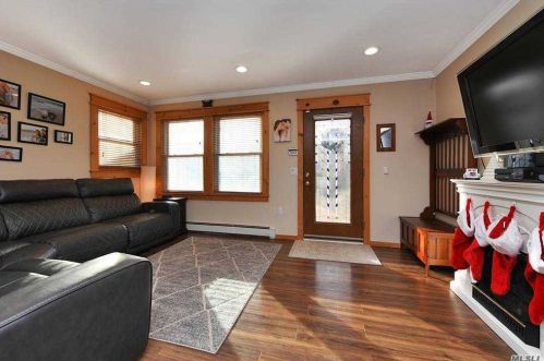 324 4th St, Elwood NY  11731-2930 exterior