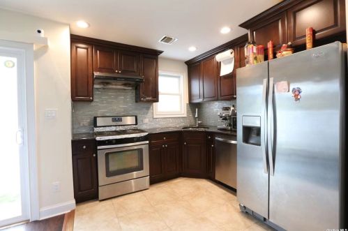 12 Thomas Dr, Babylon NY  11703-2324 exterior