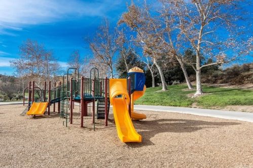29236 Discovery Ridge Dr, Santa Clarita CA  91390-5761 exterior
