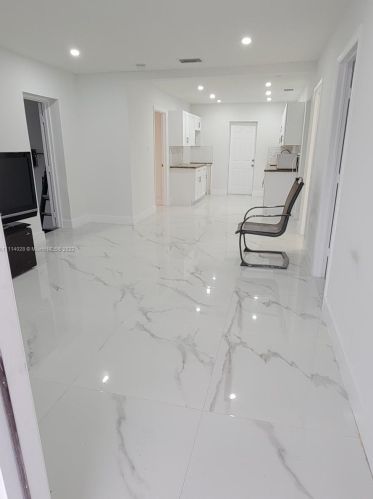 883 12th St, Hialeah, FL 33010-5929