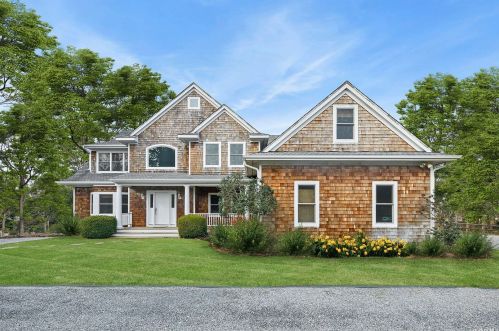 16 Bittersweet Ln, Pine Neck NY  11963-1422 exterior