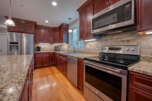 47 Floyd Rd, Derry NH  03038-4712 exterior