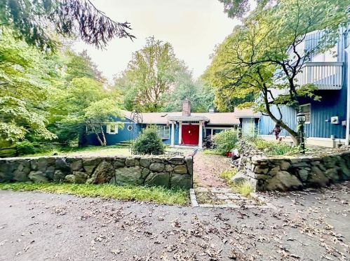 97 Mill Spring Ln, Stamford, CT 06903-1635