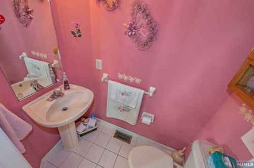 11 Rolling Vw Dr, West Paterson NJ  07424-2639 exterior