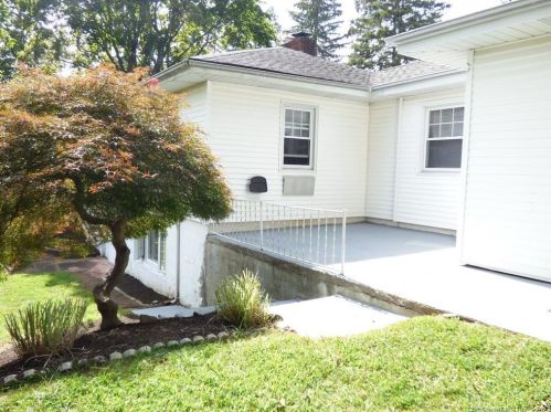 6 Ridgeland Cir, Wallingford CT  06492-2121 exterior