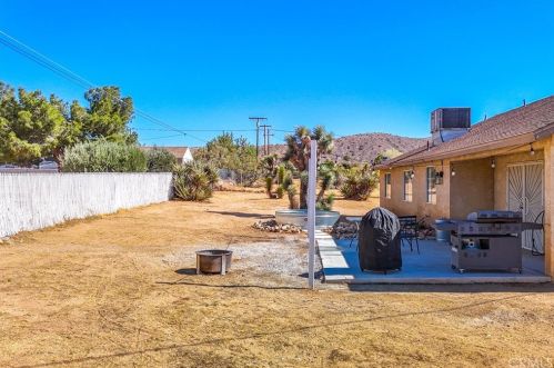 7645 Victoria Ave, Yucca Valley CA  92284-6152 exterior