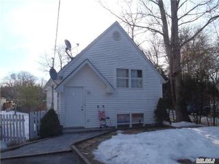 24 Oak Ave, Northampton, NY 11901-4237