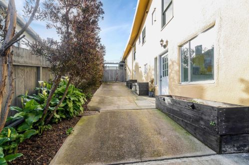2800 Kingsland Ave, Oakland CA  94619-3325 exterior