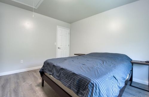 16 Olde Vlg Cir, Wallingford CT 06492-4821 exterior