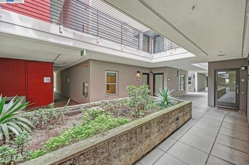 6466 Hollis St, Oakland CA 94608-1496 exterior