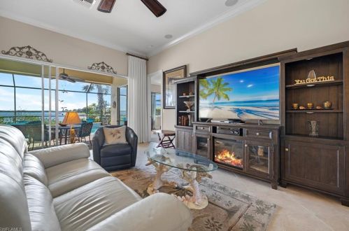 9407 Quarry Dr, Naples FL  34120-5223 exterior