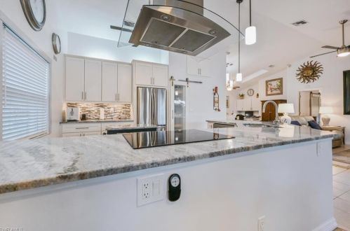 1360 Monarch Cir, Naples, FL 34116-6607