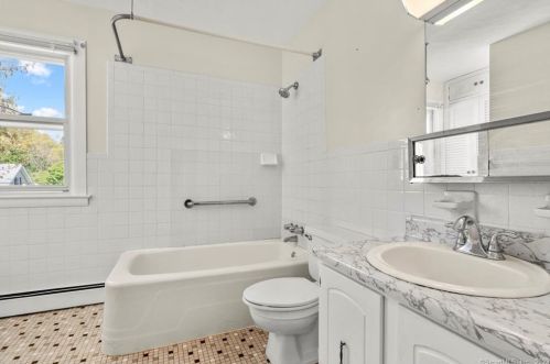 46 Glenwood St, Manchester CT  06040-6142 exterior